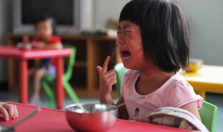 孩子第一次上幼儿园会哭怎么安慰 孩子第一次上幼儿园会哭怎么安慰家长