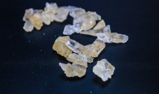 冰糖一天吃多少量才适宜（冰糖一天吃多少量才适宜）