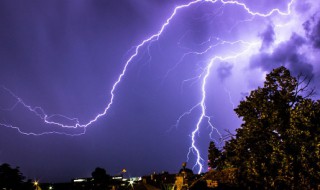 打雷可以开灯吗 打雷可以开灯吗华为