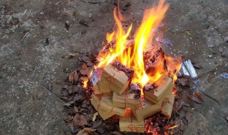 烧纸钱的讲究（祭奠亲人烧纸钱的讲究）