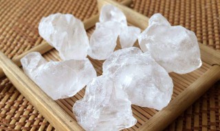 白矾和明矾是一样的吗（白矾的作用与功效）