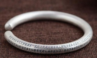 银手镯带手上手变黑怎么回事 银手镯带手上手变黑怎么回事是身体不好吗