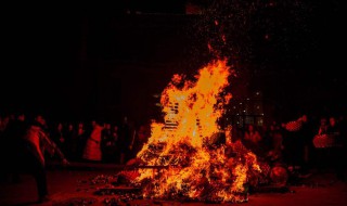 七月十五烧纸有什么讲究（七月十五烧纸有什么讲究一位故人烧多少张）