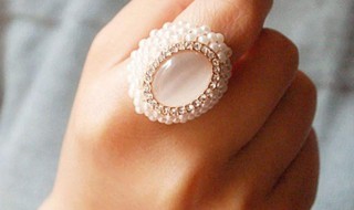 食指戴戒指是什么意思 右手食指戴戒指是什么意思