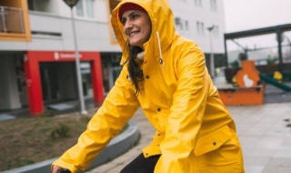 如何清洗雨衣（防雨的衣服怎么清洗）