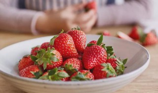 洗草莓的正确方法加盐（怎么用盐洗草莓）