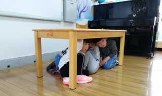 当地震发生时你在家里应如何避震（当地震发生时你在家里应该如何避震）
