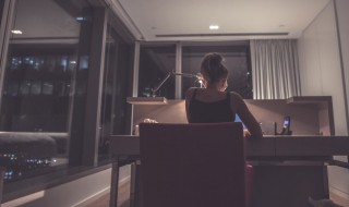 熬夜的幽默说说（熬夜的幽默说说心情短语）