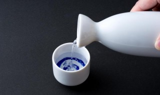 白酒真假鉴别方法（白酒真假鉴别方法视频）