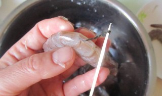 活剥虾线的方法（剥虾虾线技巧）