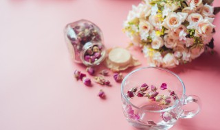 玫瑰花和什么一起泡水喝好 玫瑰花和什么一起泡水喝好去火