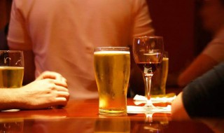酒后胃不舒服怎么缓解（酒后胃不舒服怎么缓解吃什么食物）