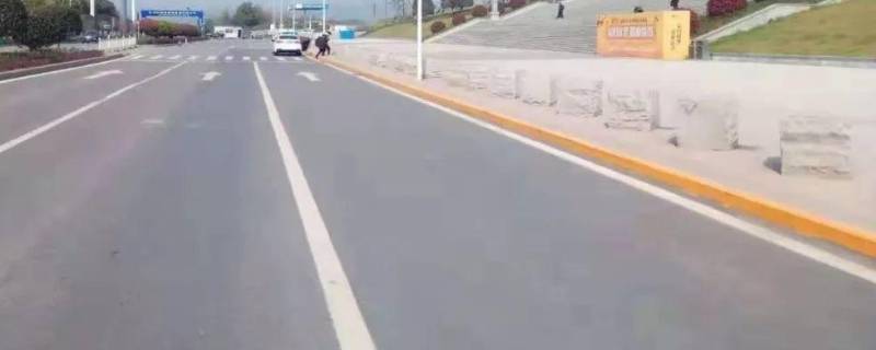 路缘石上的黄实线的含义是什么（路缘石上的黄线实线的含义是什么）