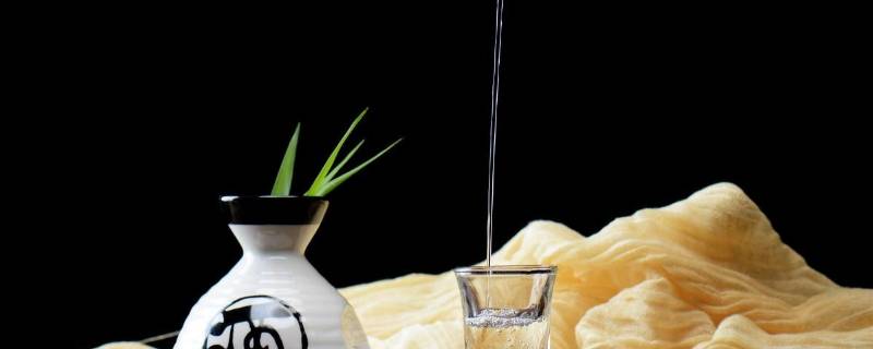 酒精勾兑的酒是什么标准号（酒精勾兑酒的执行标准是多少）