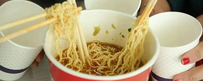 泡面桶能放微波炉吗（泡面桶可以放微波炉里吗）