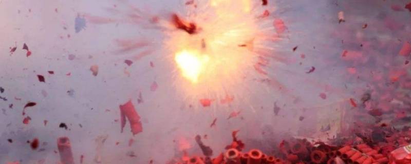 观看爆竹时应至少远离燃火点多少米（观看爆竹烟花时应至少远离燃火点多少米之外）