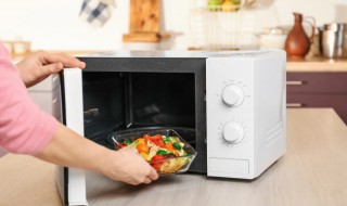 微波炉里面能放塑料吗（微波炉里面能放塑料吗安全吗）