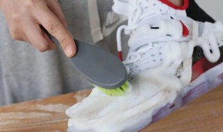篮球鞋脏了怎么清理 篮球鞋脏了怎么清理掉